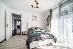 4 bedrooms, WiFi, bed sheets - Villa L'Oranaise: Mountain View, Private Terrace & Wi-Fi (Cluses)