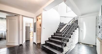 Villa « L'Oranaise » : Vue Montagne, Terrasse Privée et Wi-Fi