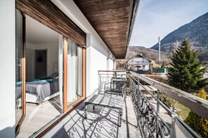 Property grounds - Villa L'Oranaise: Mountain View, Private Terrace & Wi-Fi (Cluses)