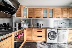 Fridge, microwave, oven, stovetop - Villa L'Oranaise: Mountain View, Private Terrace & Wi-Fi (Cluses)