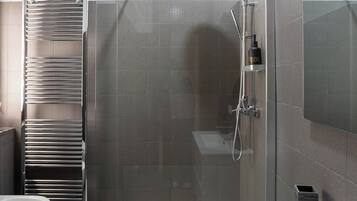 Villa Gabri 2 con patio e vista parco | Salle de bain | SĂšche-cheveux, bidet, serviettes fournies, shampoing