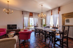 Centro de negocios en la habitación