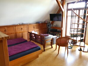 Iron/ironing board, WiFi, bed sheets - Apartment "Haus Achterwiek – Holiday Apartment" with Shared Terrace, Garden & Wi-Fi (Wolgast)