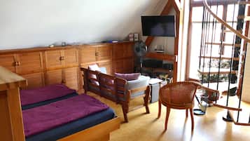 Tabla de planchar con plancha, wifi y ropa de cama