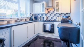House (2 Bedrooms) | Private kitchen - Gellionen - 2 Bedroom House - Clydach (Swansea)