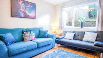 Casa (2 Bedrooms) | Zona de estar | Televisión de 31 pulgadas con canales digitales