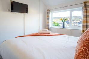 2 bedrooms, iron/ironing board, bed sheets