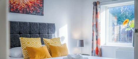 2 quartos, ferros/tábuas de passar roupa, roupa de cama