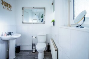 House (3 Bedrooms) | Bathroom | Combined shower/bathtub, towels - Tyle Teg - 3 Bedroom Holiday Home - Clydach (Swansea)