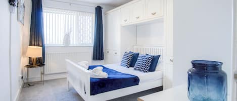 3 habitaciones, tabla de planchar con plancha y ropa de cama