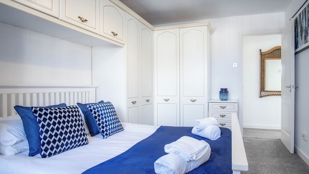 Talo (3 Bedrooms) | 3 makuuhuonetta, silitysrauta/-lauta, vuodevaatteet
