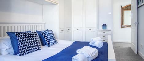 3 habitaciones, tabla de planchar con plancha y ropa de cama