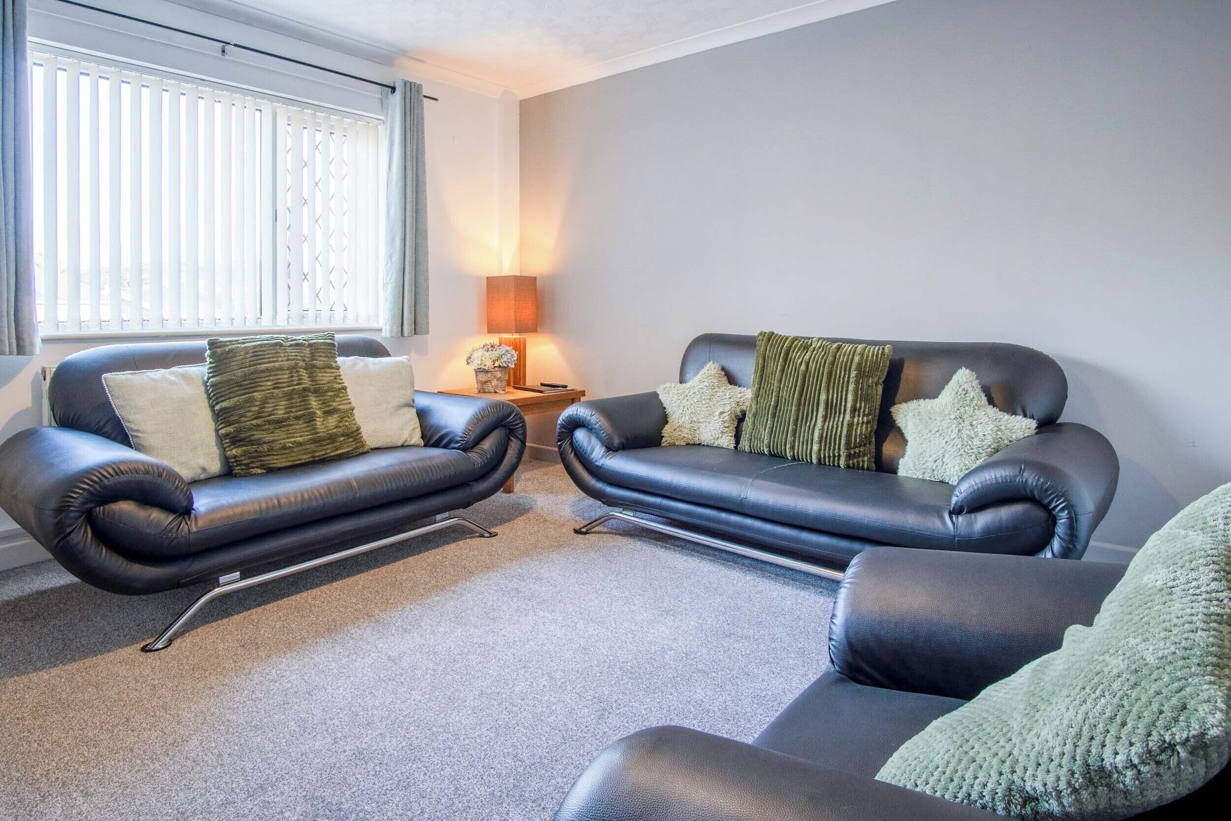 Hus (3 Bedrooms) | Oppholdsområde | En 32-tommers TV med digitale kanaler