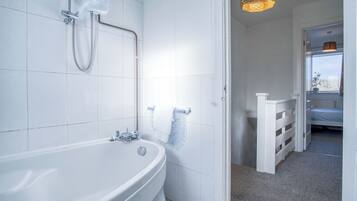 House (3 Bedrooms) | Bathroom | Combined shower/bathtub, towels