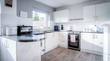 Hus (3 Bedrooms) | Eget kök | Mikrovågsugn och ugn