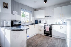 Casa (3 Bedrooms) | Cozinha privada | Micro-ondas, fogão