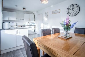 Dining - Tyle Teg - 3 Bedroom Holiday Home - Clydach (Swansea)