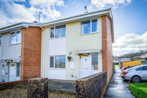 Front of property - Tyle Teg - 3 Bedroom Holiday Home - Clydach (Swansea)