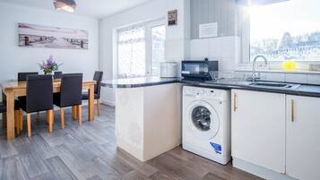 House (3 Bedrooms) | Private kitchen | Microwave, oven