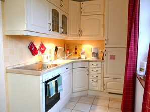 Fridge, oven, stovetop, coffee/tea maker - Haus Achterwiek – Apartment with Private Terrace (Wolgast)