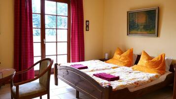 Tabla de planchar con plancha, wifi y ropa de cama