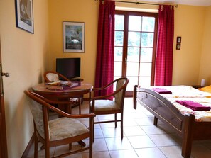 Iron/ironing board, WiFi, bed sheets - Haus Achterwiek – Apartment with Private Terrace (Wolgast)