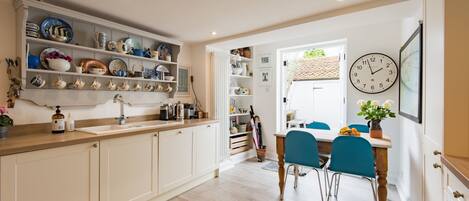 冷蔵庫、電子レンジ、オーブン、コンロ