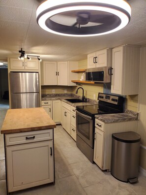 Private kitchen - 1 Bedroom Home with Central AC and Stainless Appliances in Bradenton (Bradenton)