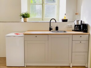 Kühlschrank, Mikrowelle, Wasserkocher mit Kaffee-/Teezubehör, Toaster