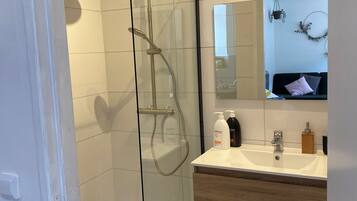 Dusche, Haartrockner, Handtücher