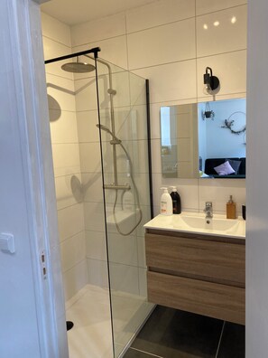 Shower, hair dryer, towels - Cosy apartment #4 in Historic Abbey (Cadier en Keer)