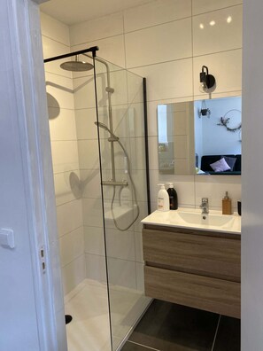 Dusche, Haartrockner, Handtücher