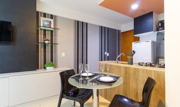 A modern kitchen with a dining area. - Charming Studio Near the Airport Gln0805 (Recife)