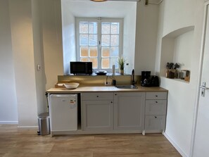 Kühlschrank, Mikrowelle, Ofen, Wasserkocher mit Kaffee-/Teezubehör