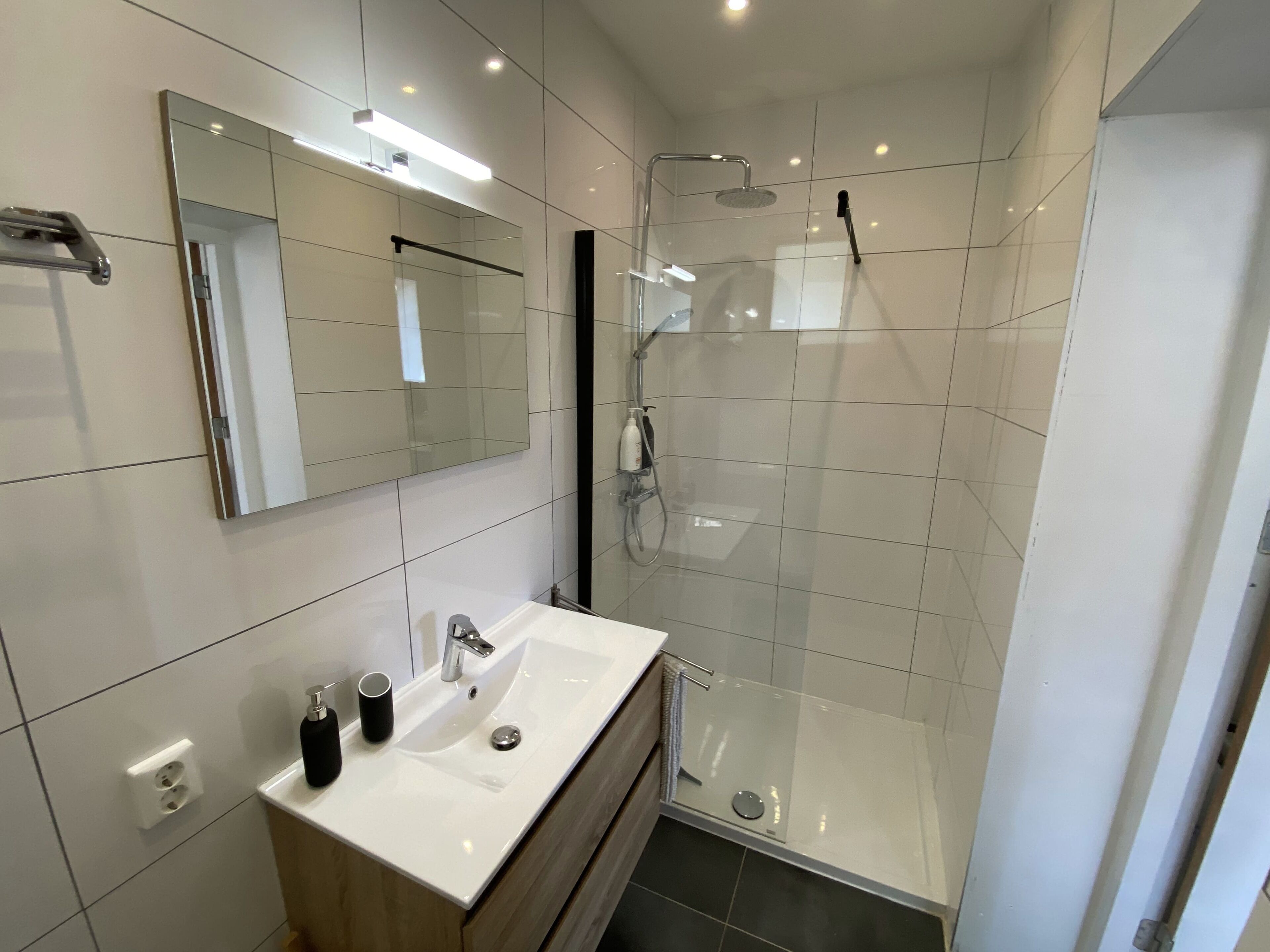 Een douche, een haardroger, handdoeken