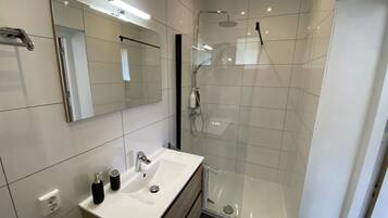 Een douche, een haardroger, handdoeken