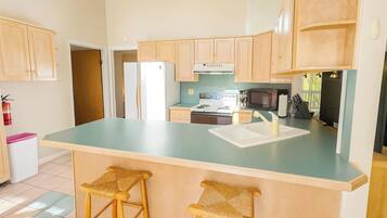 Kjøleskap, mikrobølgeovn, ovn og kokeplater