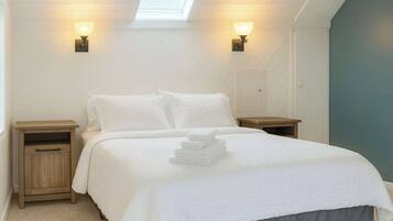 Tabla de planchar con plancha, wifi gratis y ropa de cama