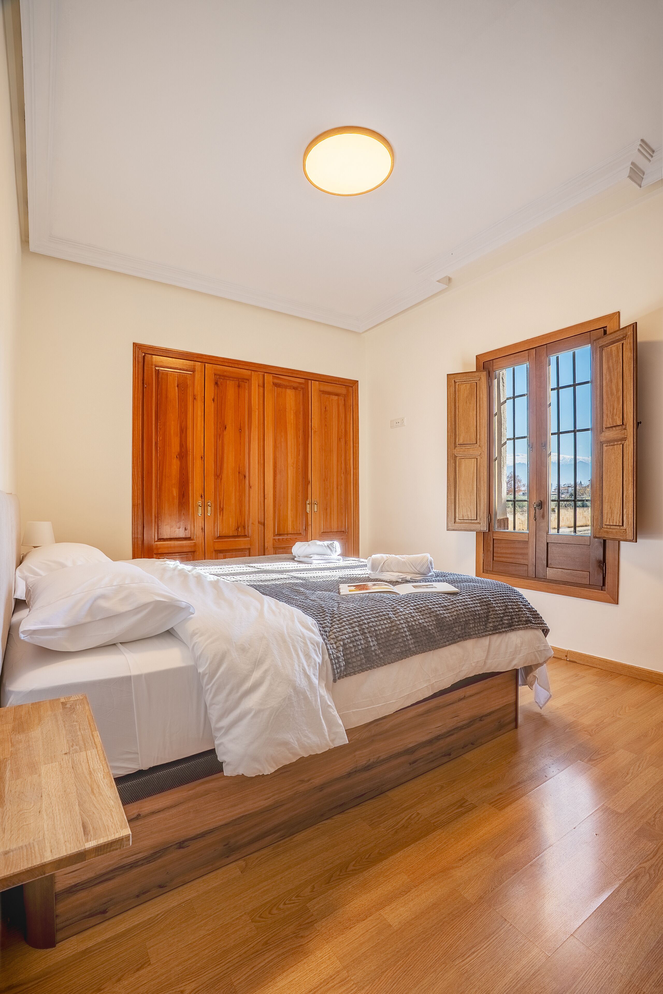 4 bedrooms, desk, iron/ironing board, free WiFi