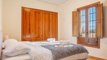 4 bedrooms, desk, iron/ironing board, free WiFi