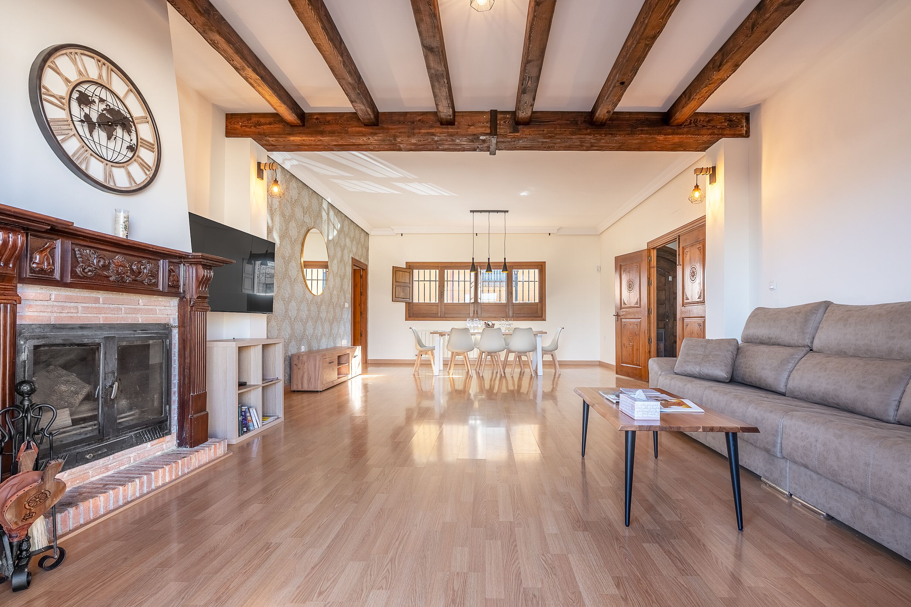 Una Smart TV, una chimenea, libros