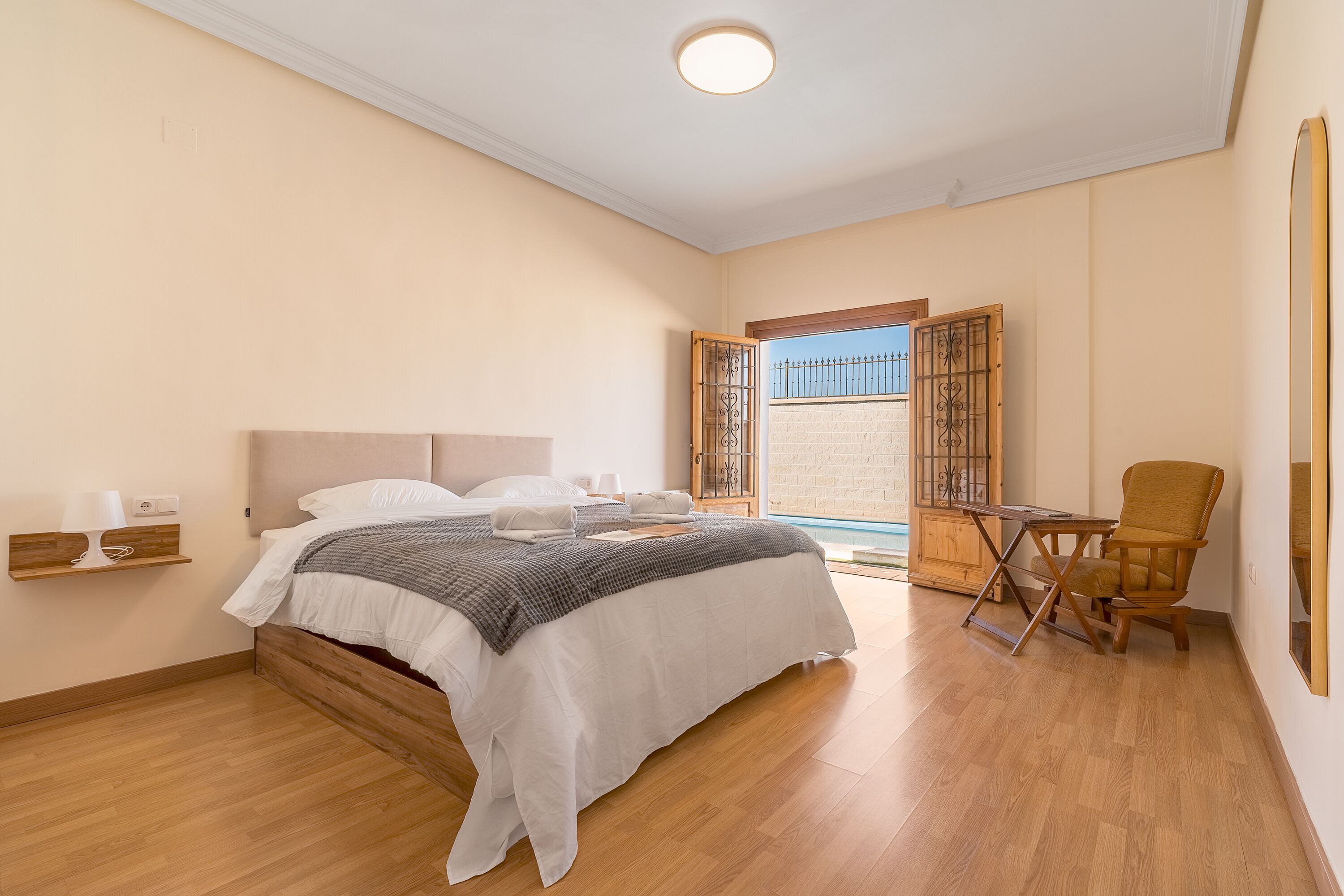 4 bedrooms, desk, iron/ironing board, free WiFi