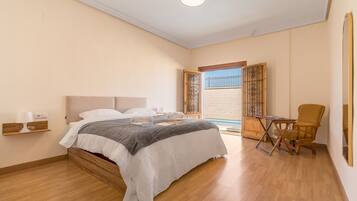 4 bedrooms, desk, iron/ironing board, free WiFi