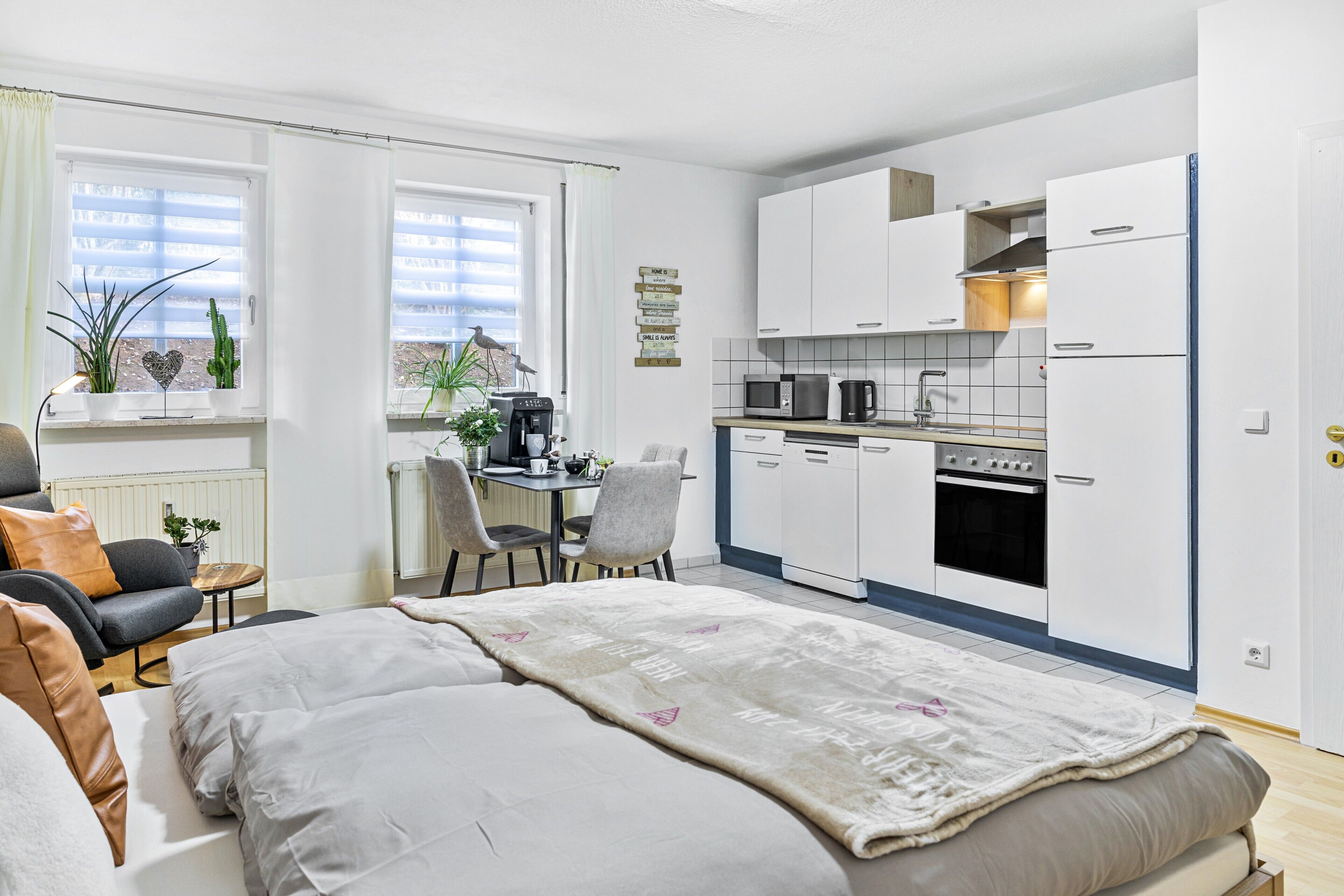 Desk, iron/ironing board, WiFi, bed sheets