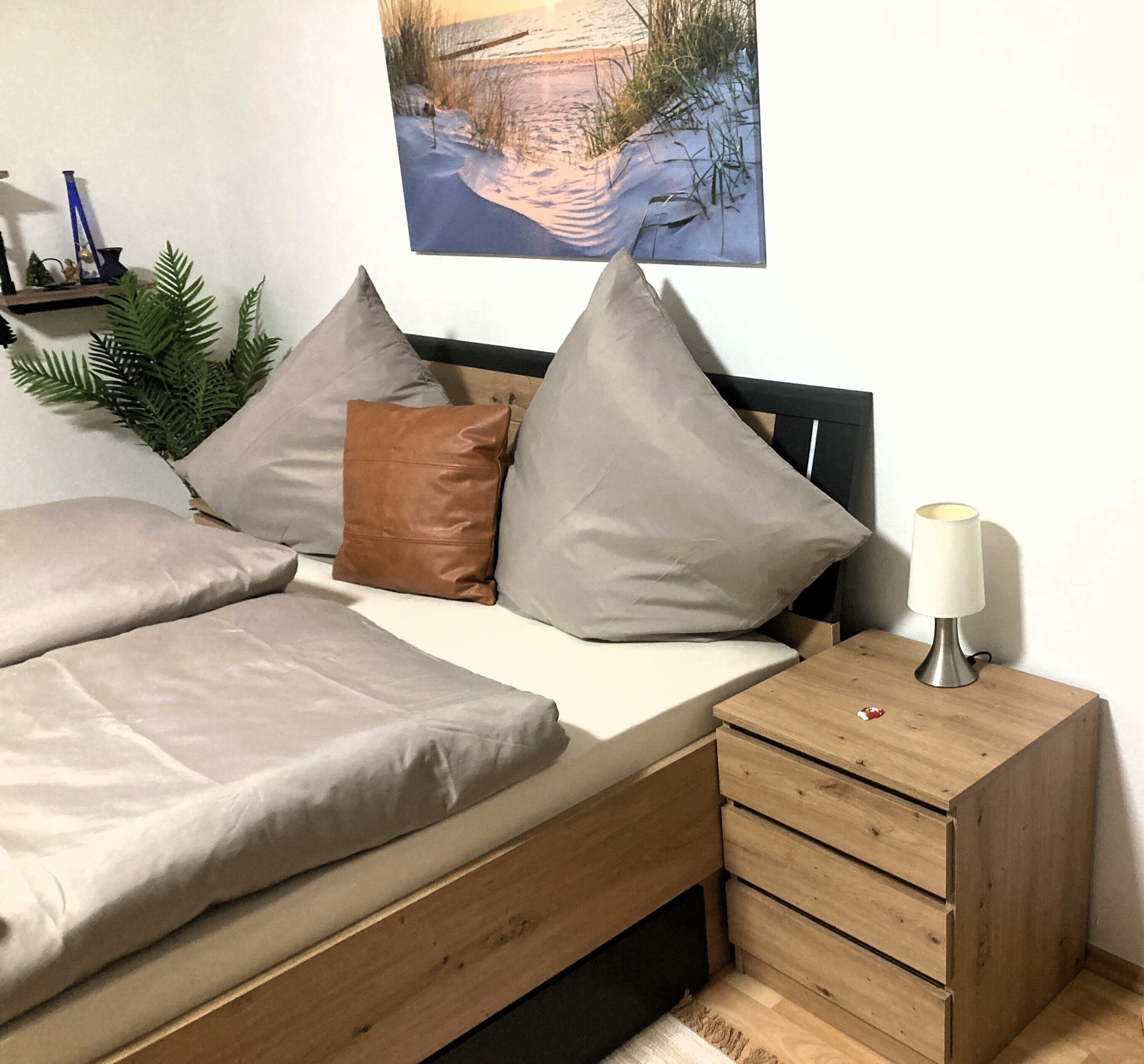 Een strijkplank/strijkijzer, wifi, beddengoed