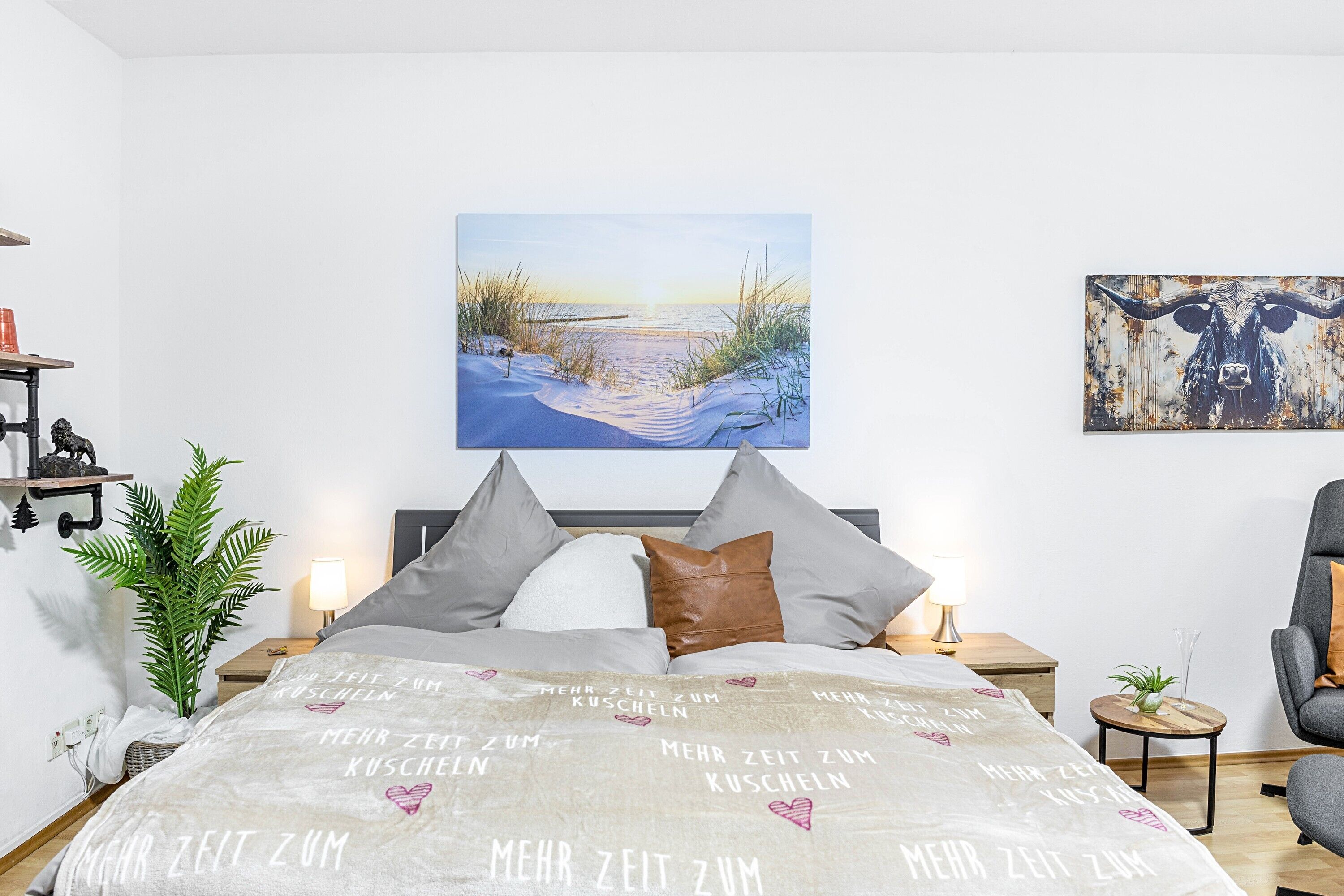 Tabla de planchar con plancha, wifi, ropa de cama