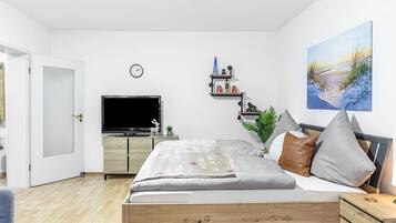 Escritorio, tabla de planchar con plancha, wifi y ropa de cama
