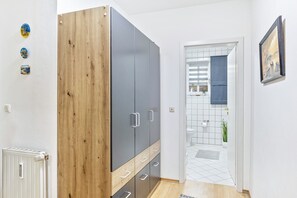 Chuveiro, toalhas de banho