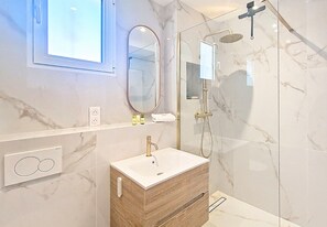 Shower, hair dryer, towels - New! N&J - TERRASSE D'OR - By sea - Terrace (Niza)