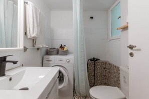 Shower, towels - By lycabettus in the city-heart close to acropolis (Αθήνα)